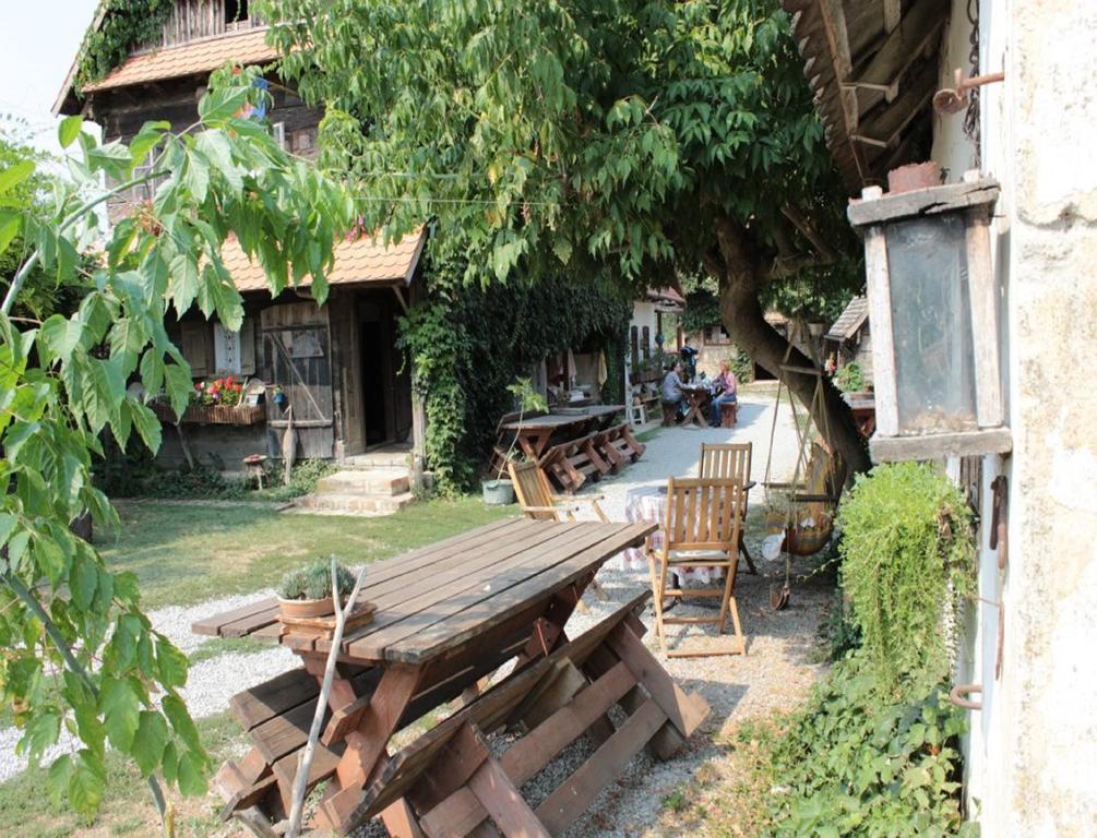 Muzilovcica Rural Tourism Family Ravlicゲストハウス エクステリア 写真
